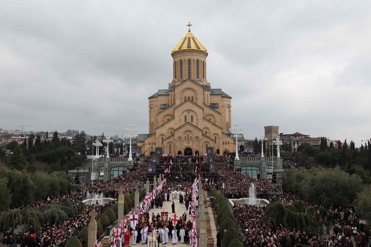 Geistliche tragen den Sarg von Patriarch Ilia II. vor der Sameba-Kathedrale in Tiflis, während Georgien Abschied von seinem langjährigen Kirchenführer nimmt.