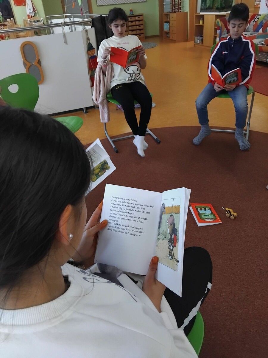 Gemeinsam eintauchen in Geschichten: In den Lerncafés der Caritas Vorarlberg wird Lesen zum Erlebnis. ⇒caritas Vorarlberg