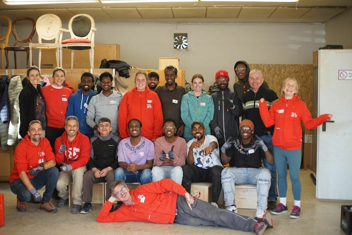 Gemeinsam gebaut, gemeinsam erlebt: Caritas-Klientrn und Hilti-Mitarbeitende in Feldkirch. ⇒daniela kayßer