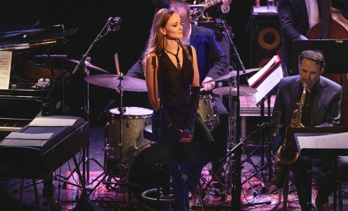 Gemeinsam mit einer siebenköpfigen Band präsentiert Laura Bilgeri Klassiker des American Songbook aus den 1920er- bis 1960er-Jahren.⇒Ernst Hefter