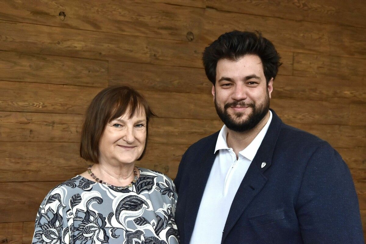 Gerhild Feuerstein, die wiedergewählte Obfrau des Krankenpflegeverein Bludenz, mit Vereinsstradtrat Cenk Dogan.