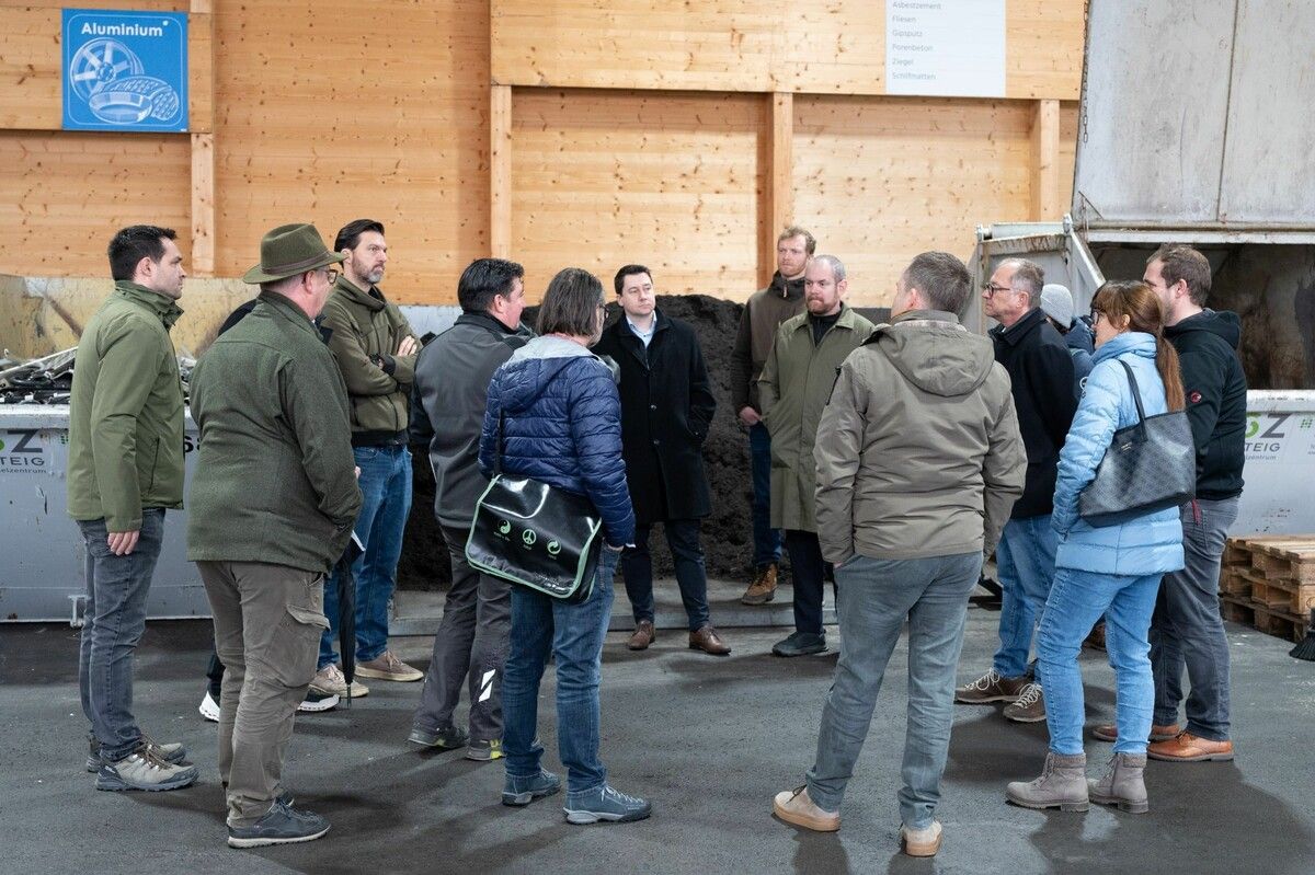 Geschäftsführer Reinhard Karg und Bürgermeister Elmar Rhomberg präsentierten Vertretern der Rheindeltagemeinden das Altstoffsammelzentrum Hofsteig in Lauterach.