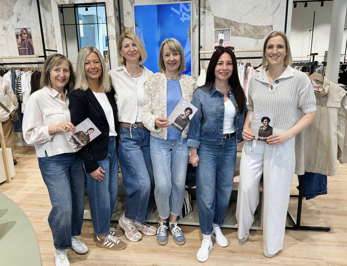 Geschäftsinhaberin Desiree Riedlsperger (re.) und Store-Leiterin Tanja Adric (2. v. l.) mit ihrem Team bei der Eröffnungsfeier.⇒SIE