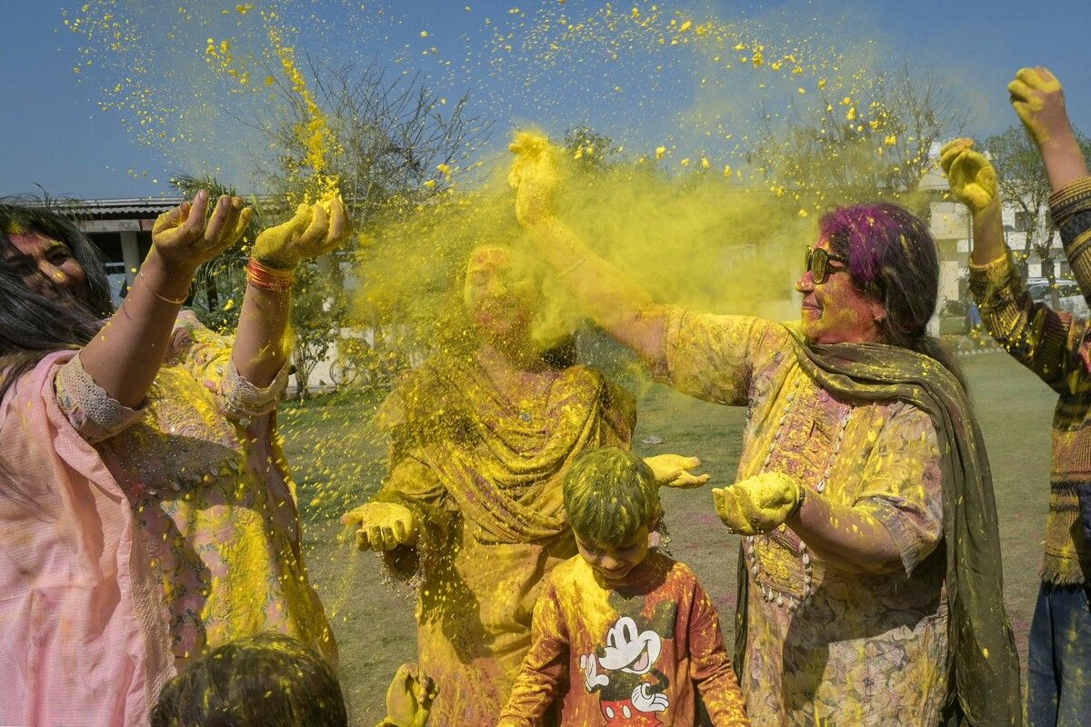 Gläubige bewerfen sich beim traditionellen Holi-Fest in einem Tempel am Stadtrand von Amritsar mit Farben. AFP (3)