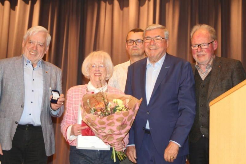Gold gab es vom Landesverband für die scheidende Obfrau der Ortsgruppe Sulz-Röthis-Viktorsberg, Reinelde Gut. ⇒vn/tk