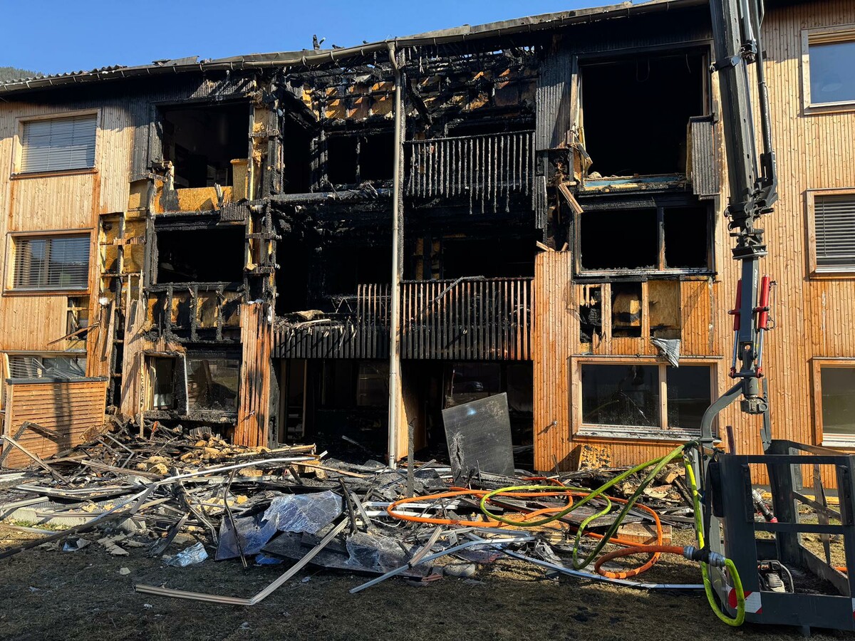 Große Teile des recht neuen Wohnblocks sind zerstört.