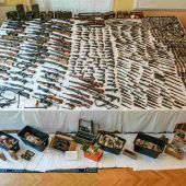 81-Jähriger hortete Waffen und Kriegsmaterial in Strasshof