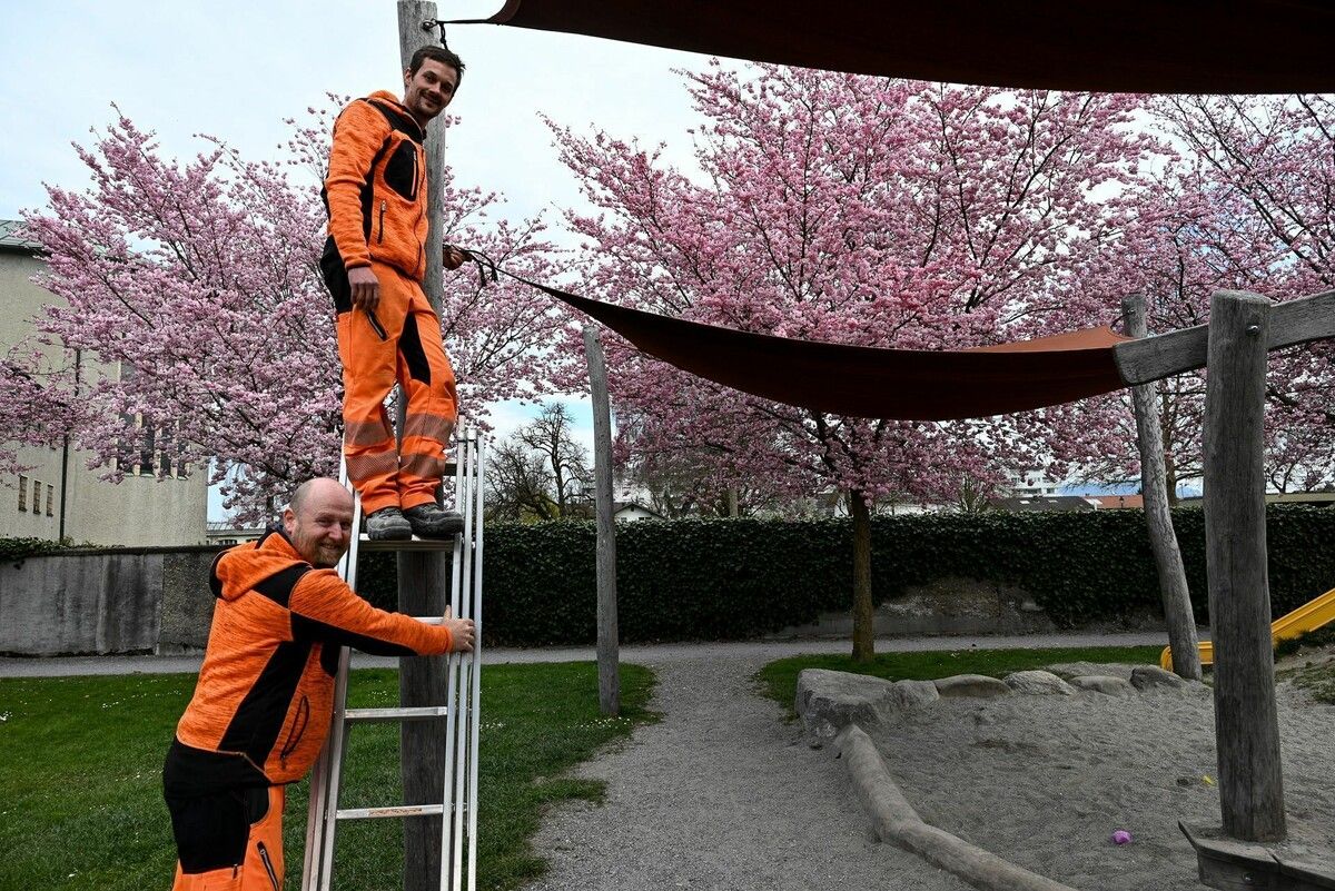 Günther Harrant und Marc Ziganek vom Bauhof haben in den vergangenen Wochen Lustenaus Spielplätze wieder fit für die neue Saison gemacht.⇒Bernadette von Sontagh (3)