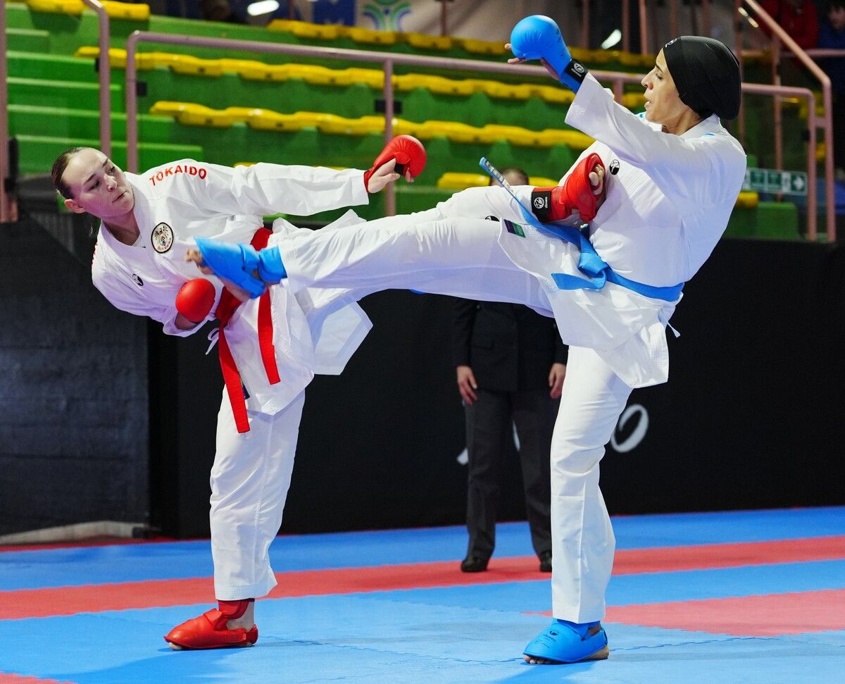 Hanna Devigili (l.) dominierte das Duell gegen 2020-Olympiasiegerin Feryal Abdelaziz klar und blieb ohne Punktverlust. ⇒Karate Austria