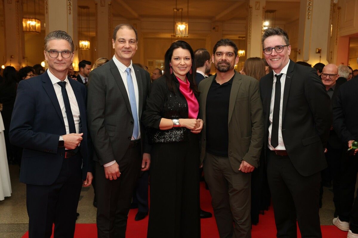 Hans Jürgen Wimmer, Bereichsleiter Werbung und Marketing Interspar, Johannes Holzleitner, Geschäftsführer Interspar, Michaela Blümel, stv. Geschäftsführerin Interspar sowie Patrick Fleisch (Key Account Russmedia) und Georg Burtscher (Geschäftsführer Russmedia).⇒VÖZ