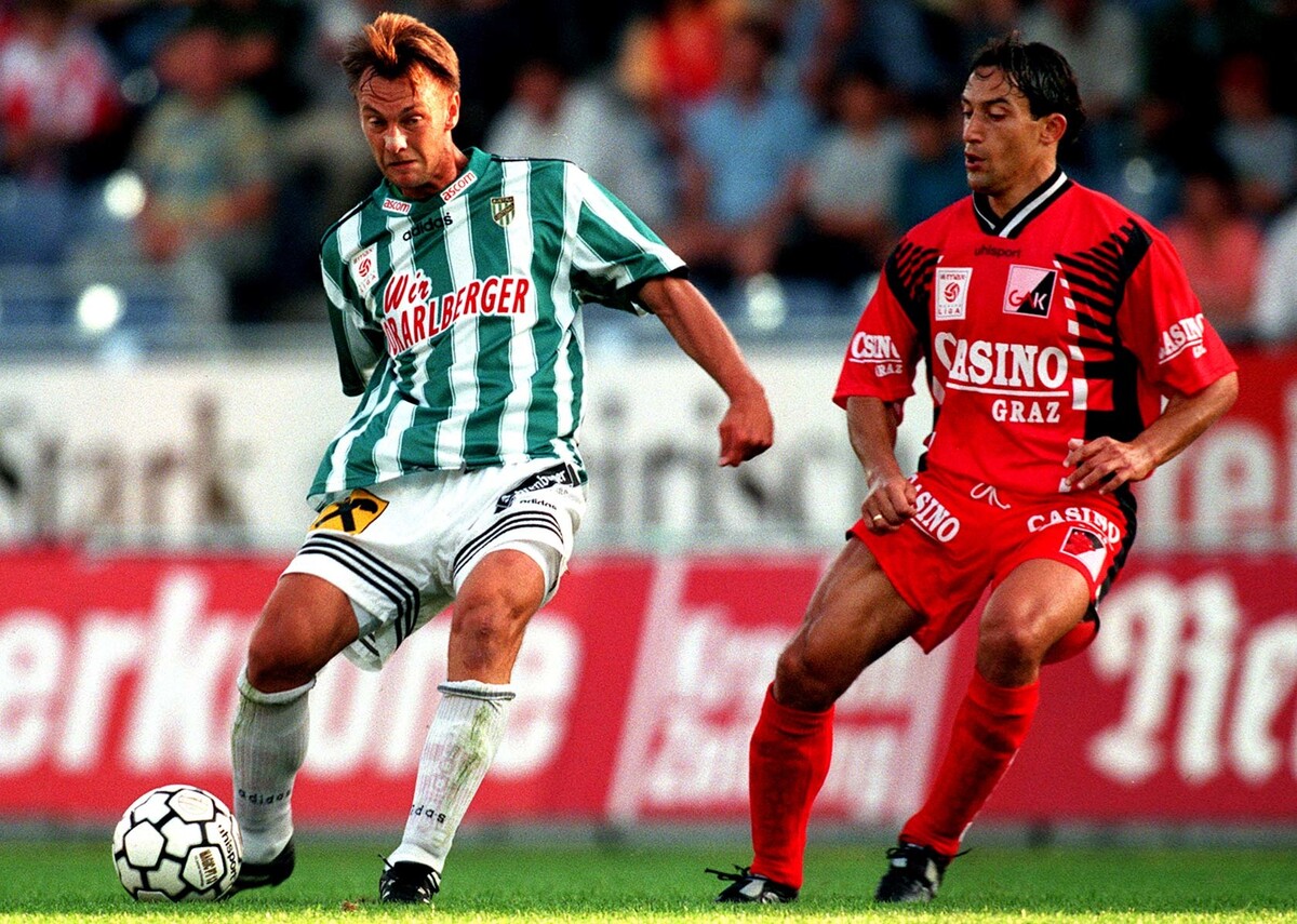 Hans Kleer hielt als Kicker für die Austria auch in der Bundesliga, hier gegen Ales Ceh vom GAK, die Knochen hin.⇒gepA