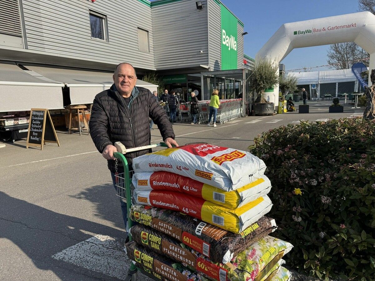 Hans Tscherner mit seiner Ausbeute.