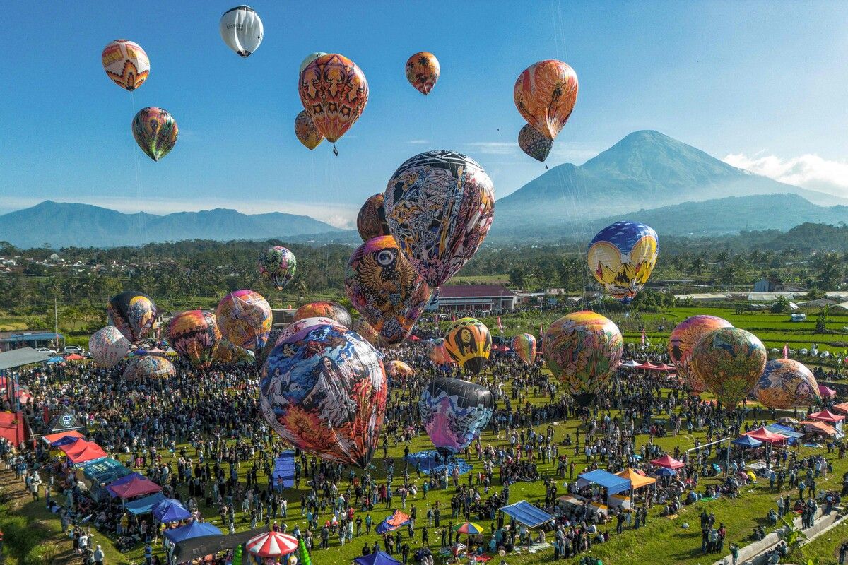 Heißluftballons, die mit traditionellen Motiven geschmückt sind, werden zum Ende des Ramadan in Zentraljava in Indonesien, in den Himmel gelassen.