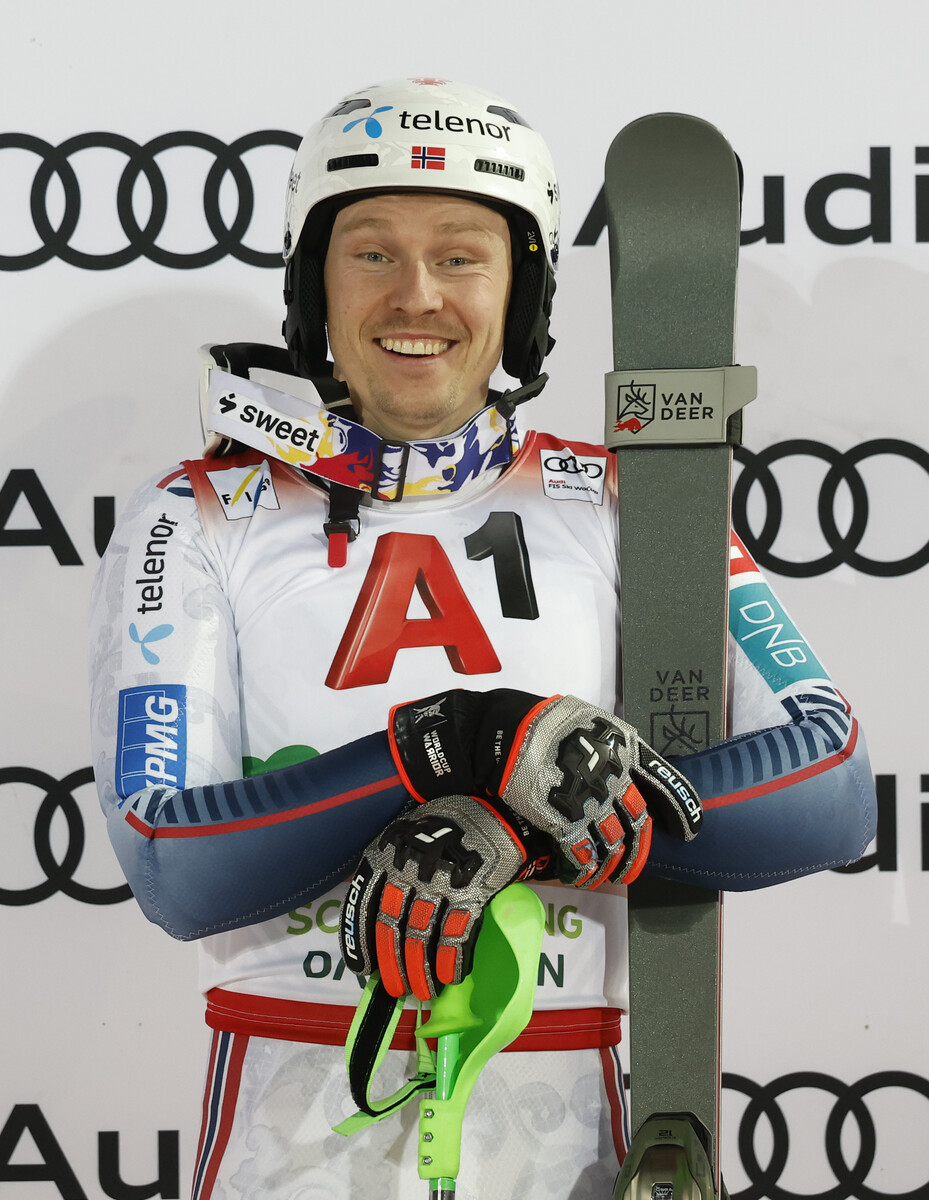 Henrik Kristoffersen stellt die Van-Deer-Ski in die Ecke.⇒apa