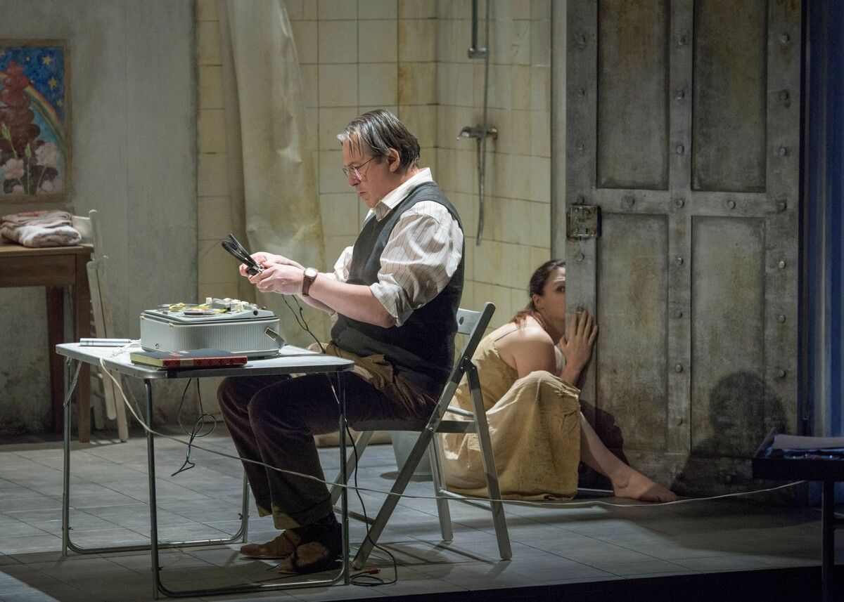 „Herzog Blaubarts Burg“ beeindruckt als intensiver Opernabend mit ausgeklügelter Reduktion und psychologischer Schärfe.⇒Konstantin Nazlamov (2)