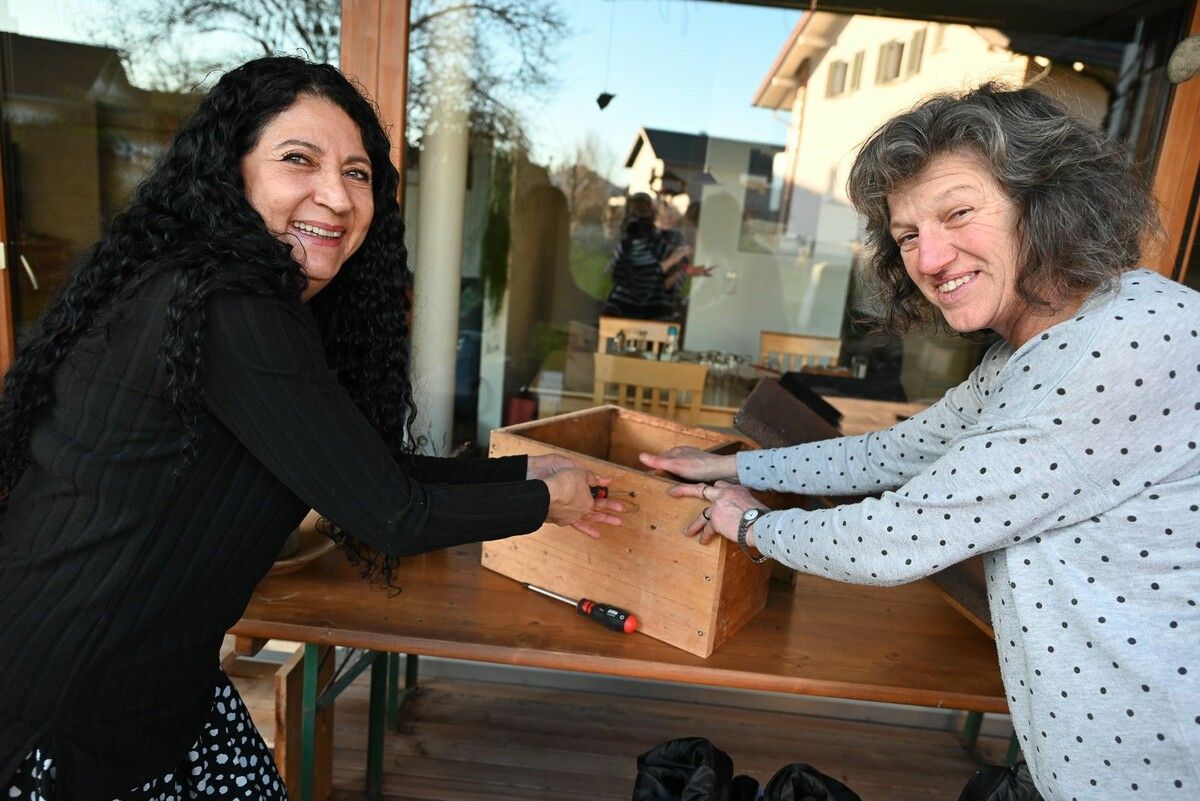 Hichsfi Küng und Juliane Isele zeigen, worauf es beim Bau eines Igelhäuschens ankommt.⇒bvs (3)