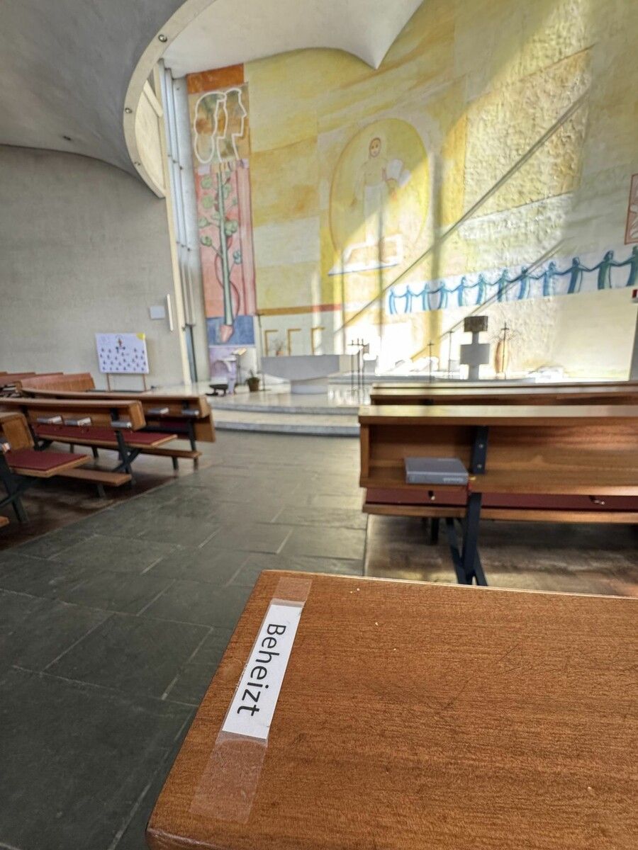 Hinweisschilder für die Kirchenbesucher. ⇒VOL/DOS (2)