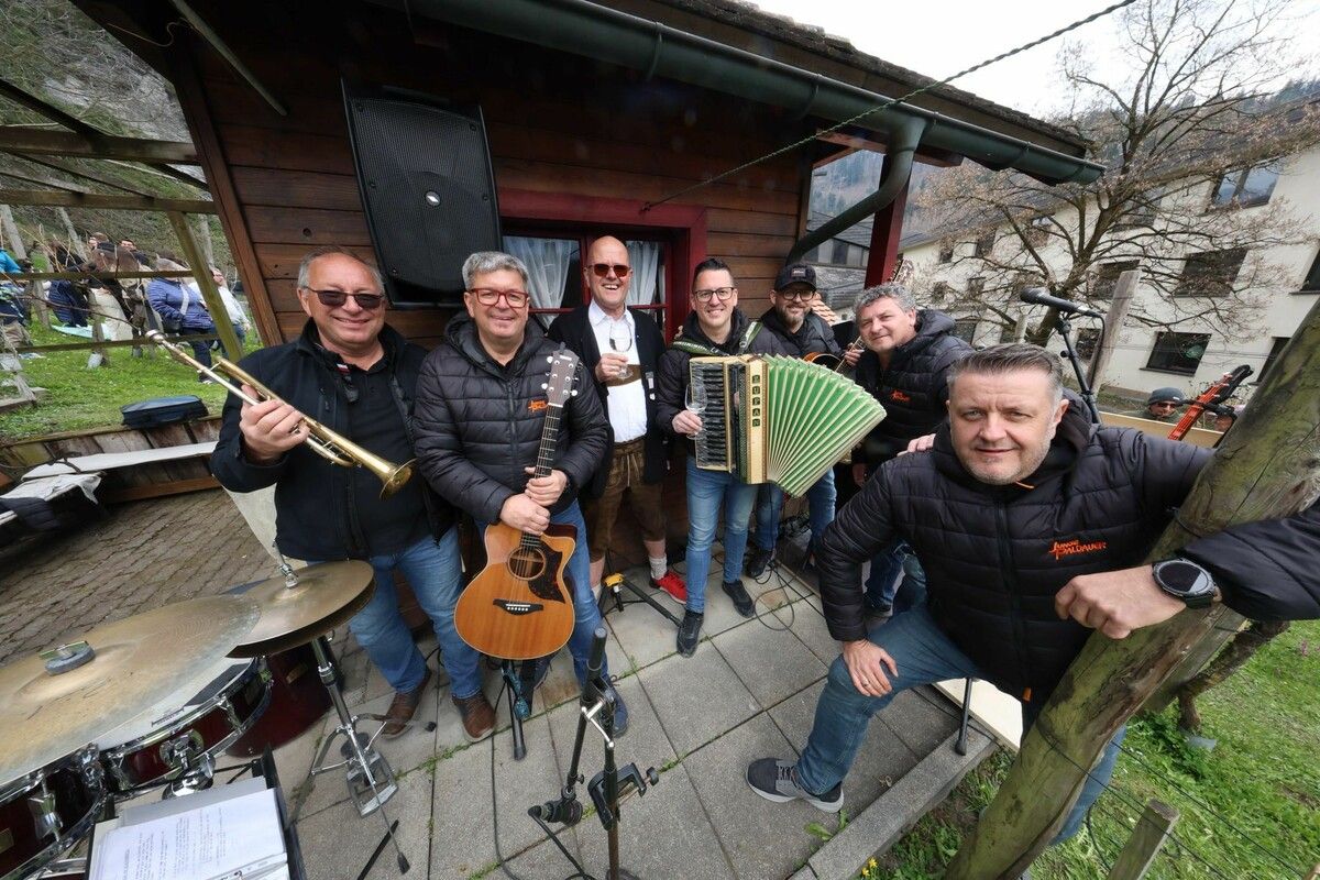 Hobbywinzer Gerhard Reicht mit den „Jungen Paldauern“.⇒Arno Meusburger (3)