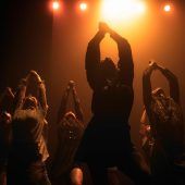 Flüchtiges Geflecht aus Klang, Körper und Raum