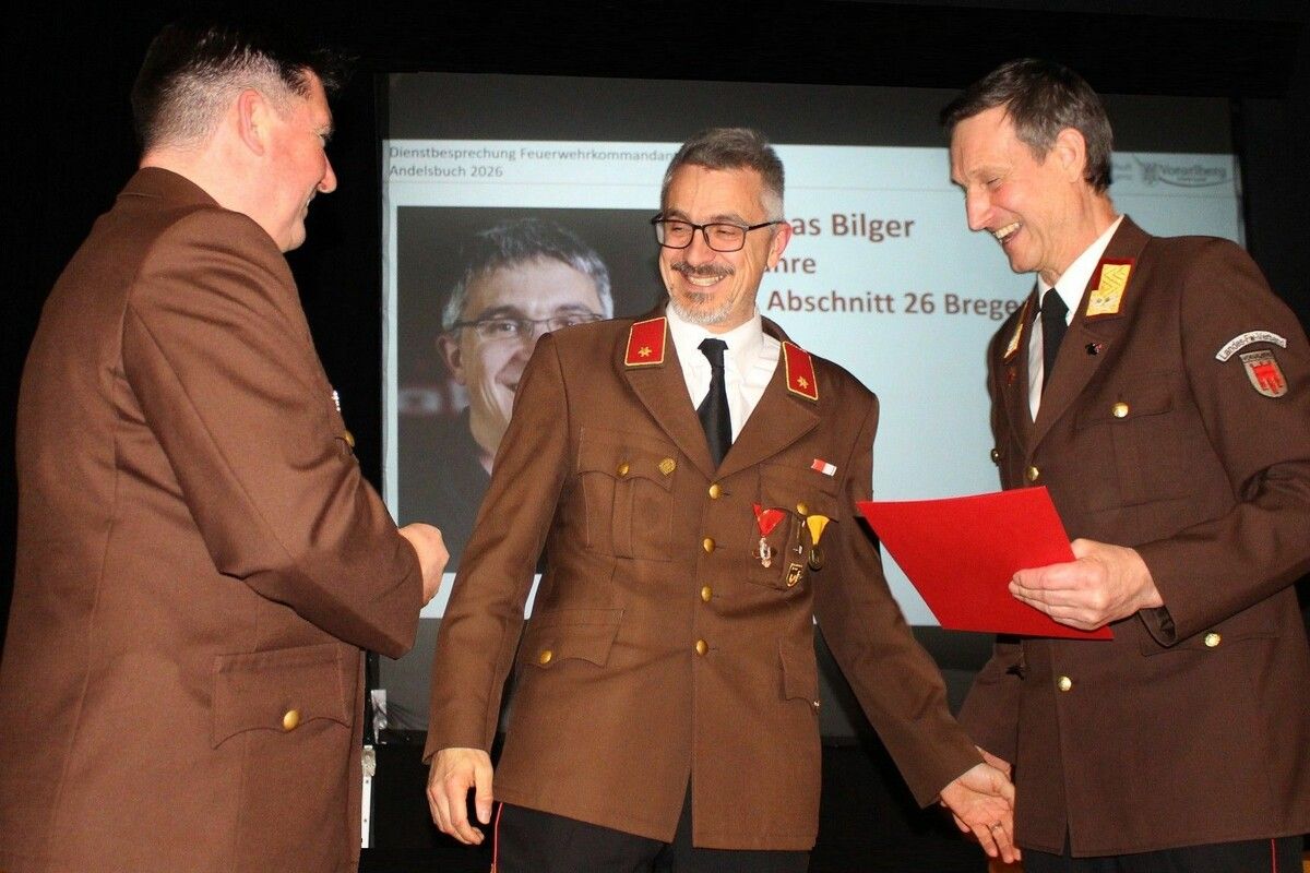 Hohe Auszeichnung für Thomas Bilger, dem Landesfeuerwehrinspektor Herbert Österle (re.) und Bezirksfeuerwehrinspektor Reinhard Karg das ÖBFV-Verdienstabzeichen verleihen durften. ⇒STP (3)