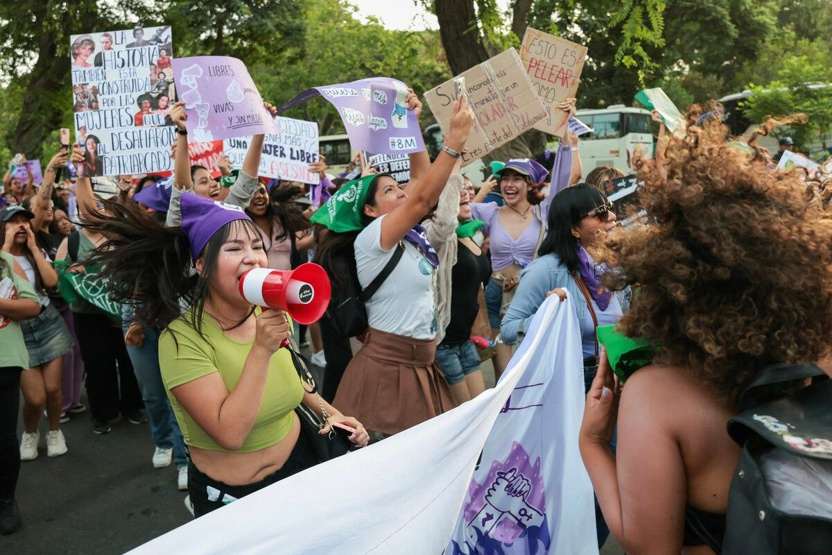 Hunderte Teilnehmerinnen trafen sich in Lima am Internationalen Frauentag zu Protestmärschen. AFP (4); dpa