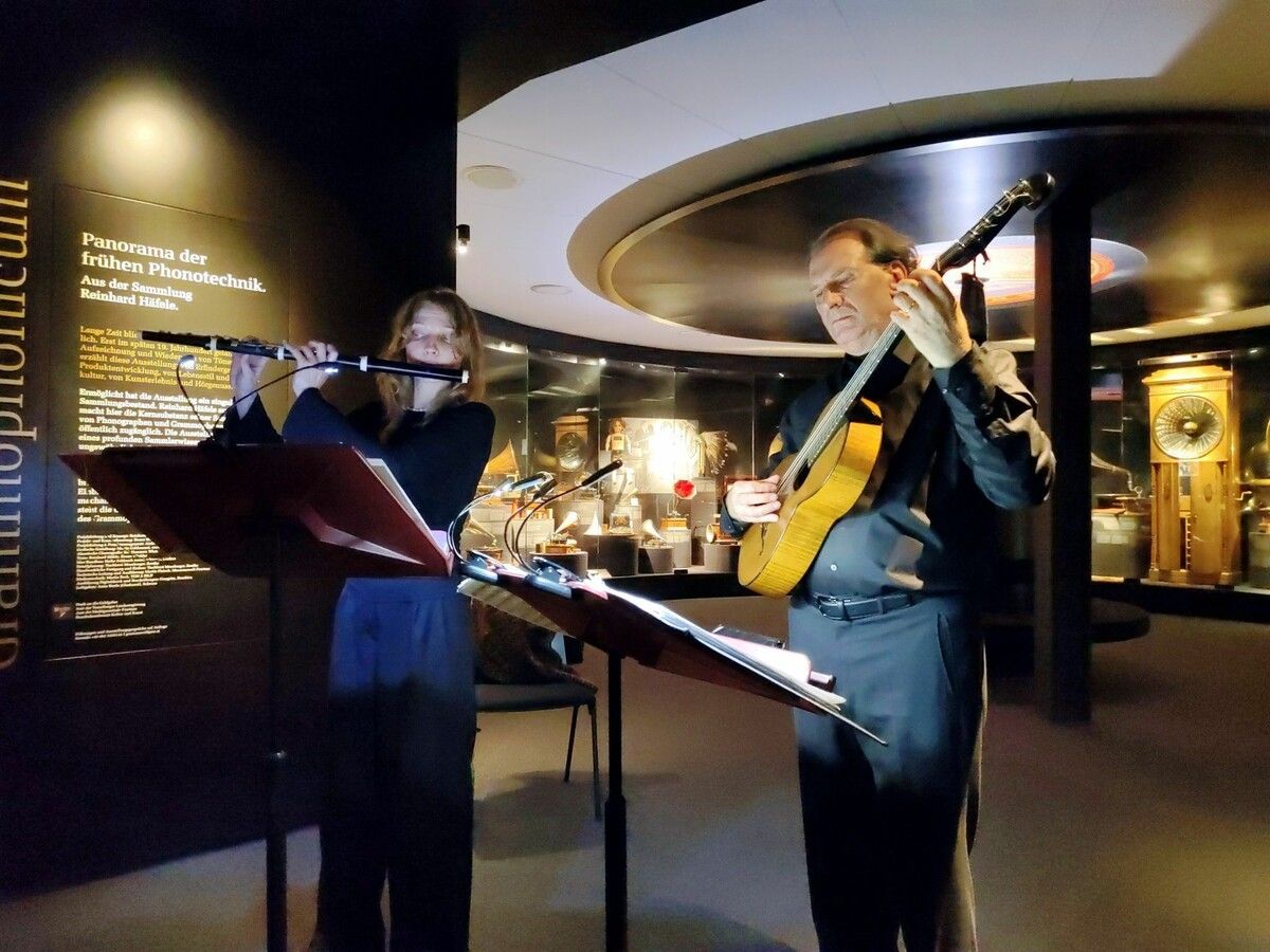 Im historischen Ambiente der Museumswelt Frastanz eröffneten Darina Ablogina und Peter Croton die Jubiläumsreihe.⇒HE