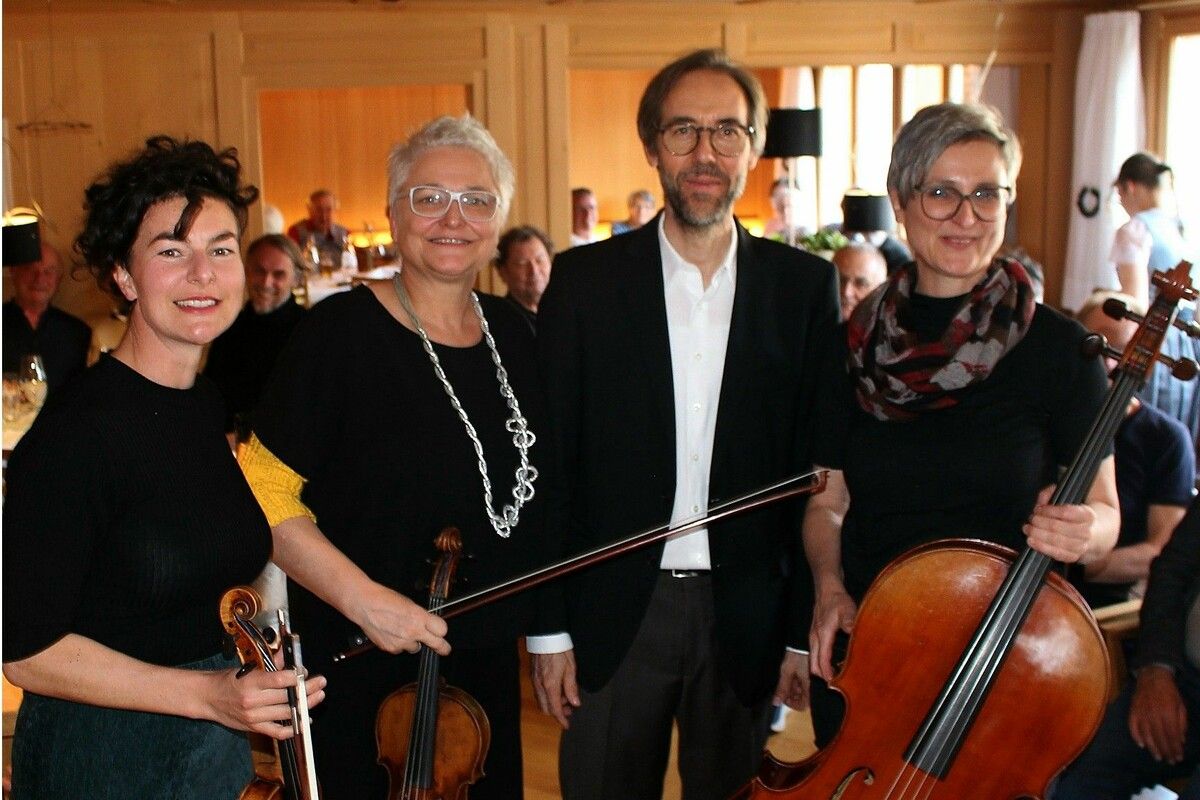 Im Rahmen von kulturell-kulinarischen Veranstaltungen hatte Kronen-Wirt Dietmar Nußbaumer besondere Musikerinnen aufgeboten: Irma-Maria Troy, Evelyn Fink-Mennel und Isabella Fink.⇒stp (3)