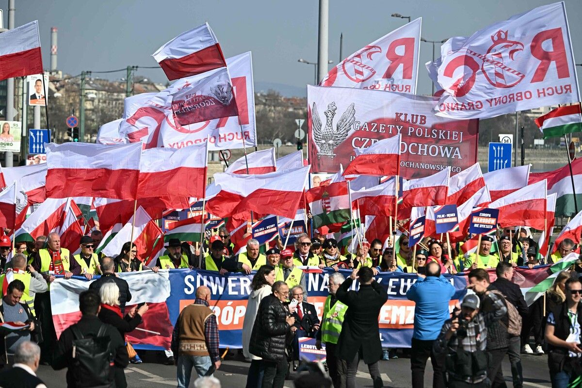 In Budapest versammelten sich gestern Tausende Anhänger beider Parteien.⇒AFP