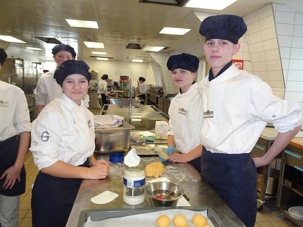 In der Backstube der GASCHT in Hohenems wurde geknetet, geformt und gebacken – Brötle und Gipfele entstanden für den guten Zweck.⇒ Carmen Thurnher (5)