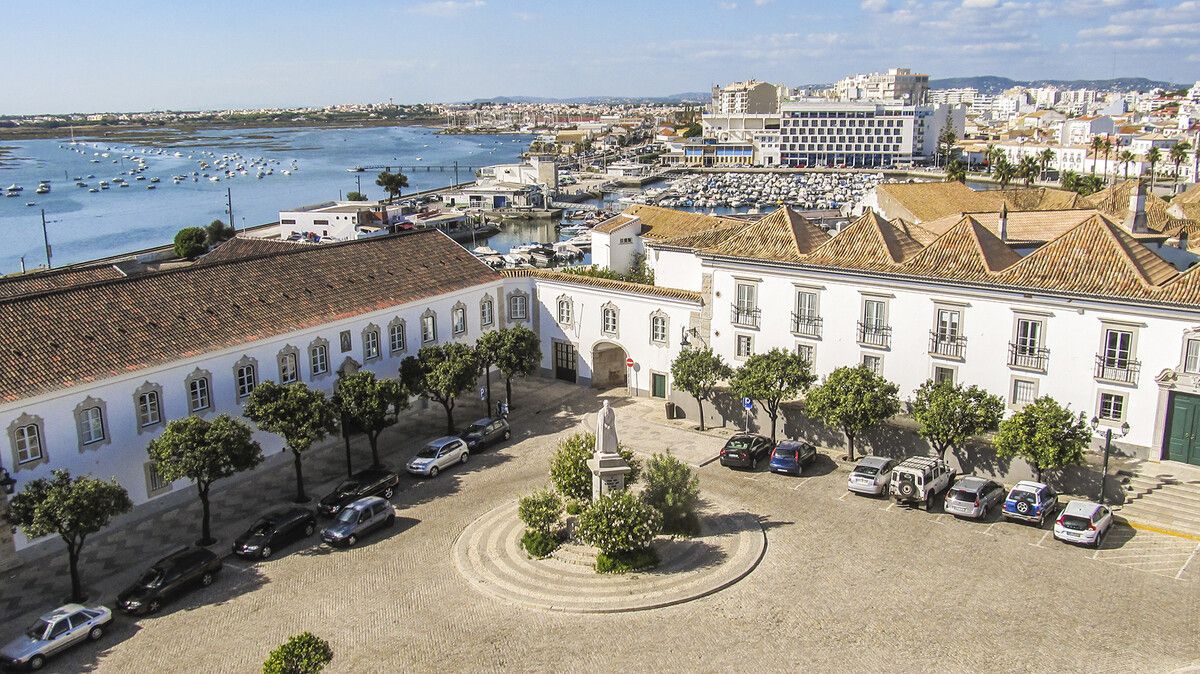 In Faro endet die EN 2 – zwischen Altstadt und der Lagunenlandschaft der Ria Formosa.