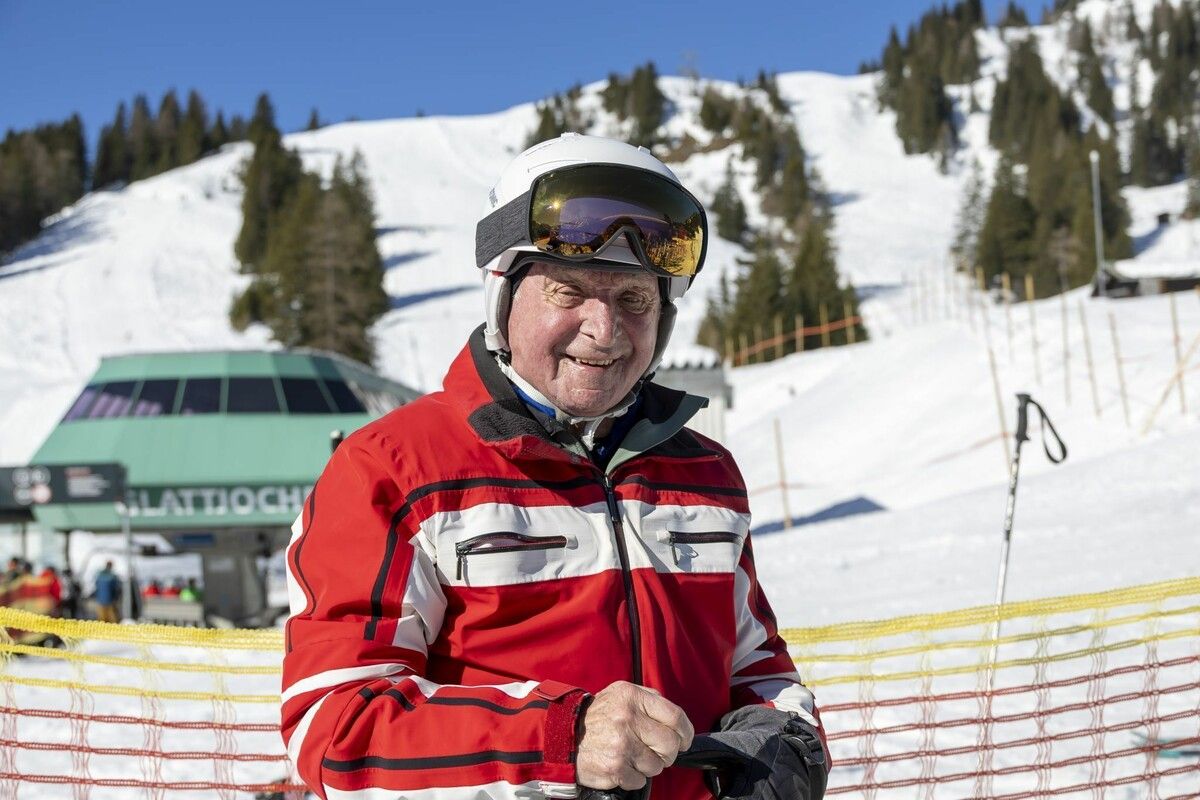 In rotem Anorak und mit weißem Helm ist der 91-jährige Feldkircher regelmäßig im Brandnertal und am Golm unterwegs.⇒VN/Paulitsch