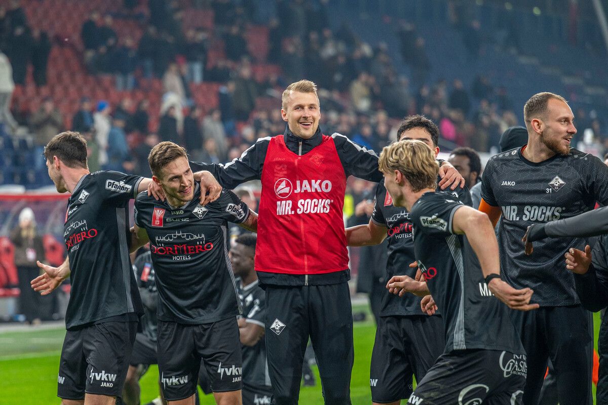 In Salzburg feierten die SCRA-Spieler mit den Fans den Cupfinal-Einzug.⇒gepa
