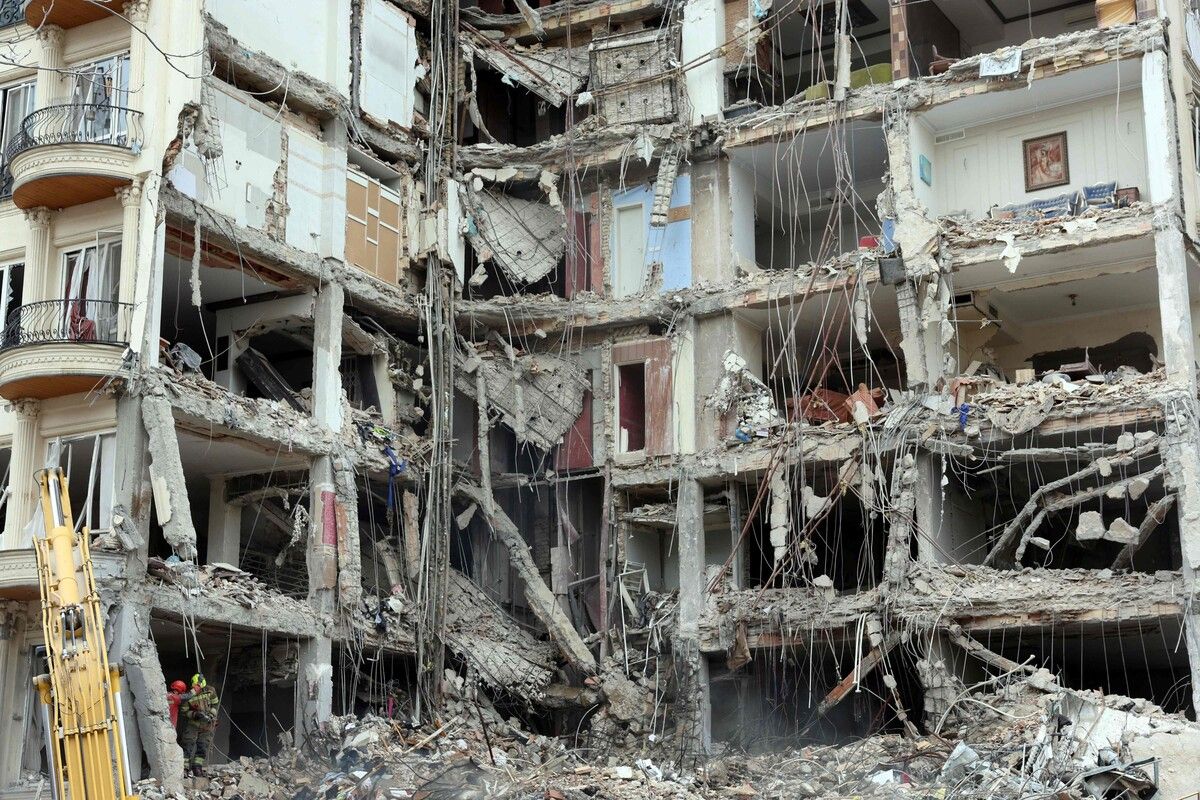 In Teheran gab es wiederholt heftige Explosionen, ein Wohnhaus wurde völlig zerstört. ⇒afp