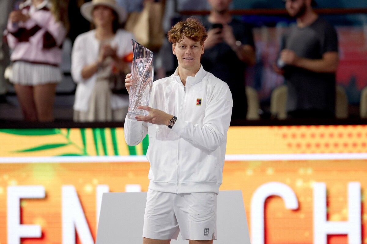 Jannik Sinnner mit dem Siegerpokal.⇒apa