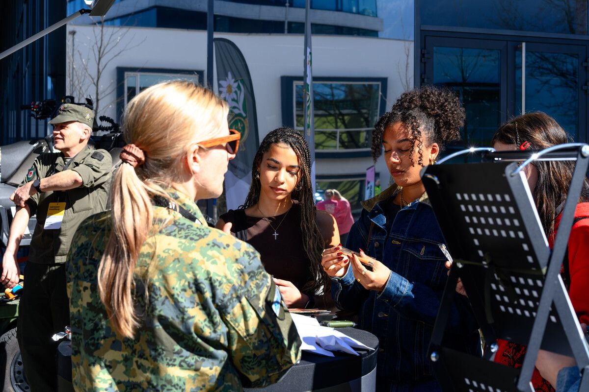 Jemima (r.) aus Dornbirn informierte sich unter anderem beim Bundesheer. ⇒Volker Schöller