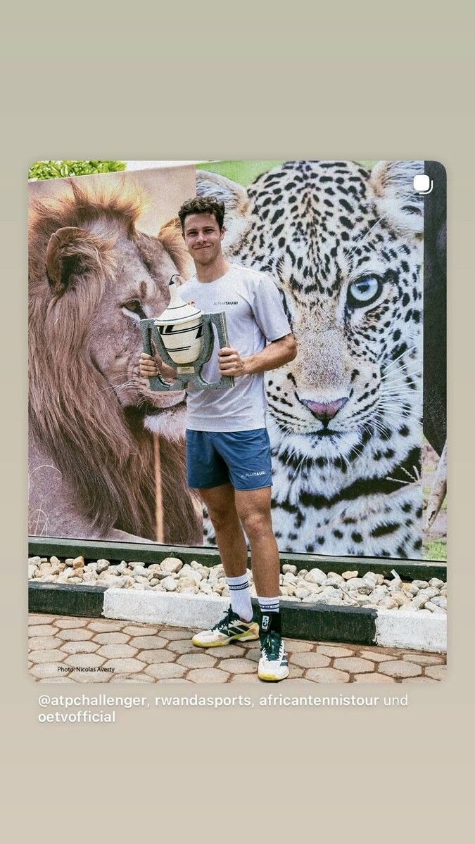 Joel Schwärzler mit dem Siegerpokal in der Hauptstadt Ruandas.⇒Privat