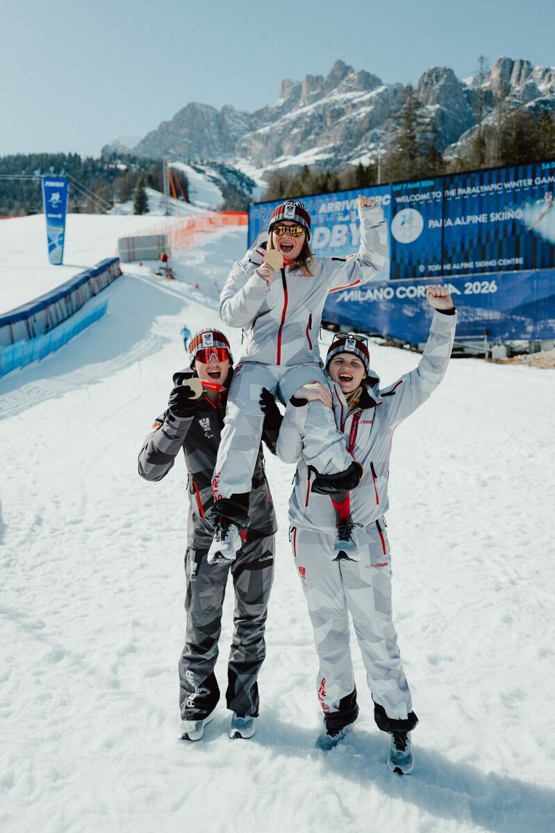 Johannes Aigner, Lilly Sammer und Veronika Aigner jubeln über Edelmetall.⇒gepa