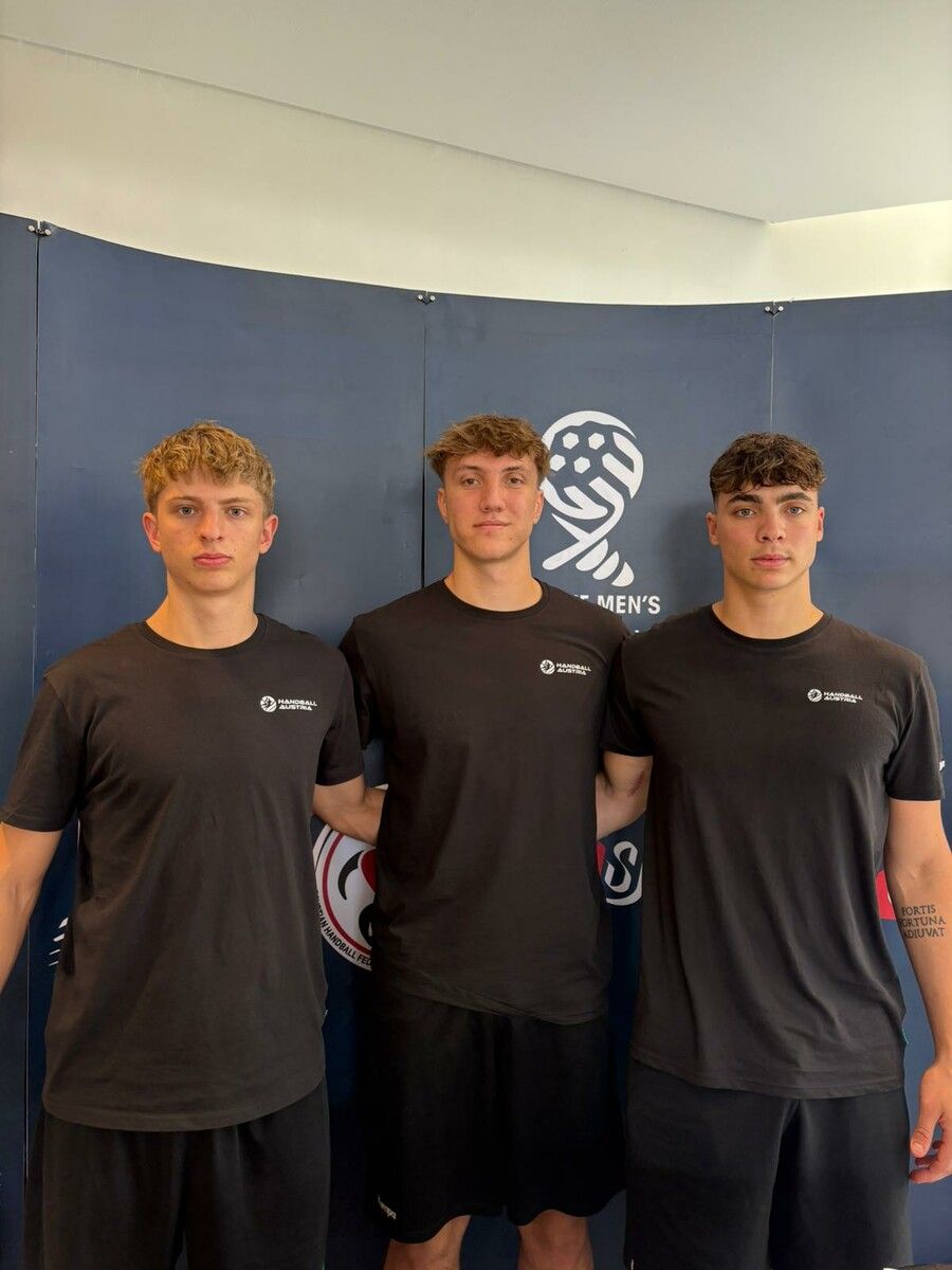 Jonas Bergmayer (l.) bei der U19-WM 2025 in Ägypten mit Lukas Fritsch und Jakob Achilles (r).⇒ÖHB