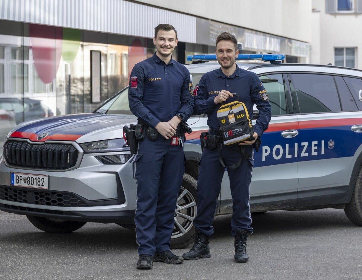 Josef Gohm (l.) und Alexander Lambauer mit dem Defibrillator, der am Sonntag zum Einsatz kam.⇒VN/Paulitsch
