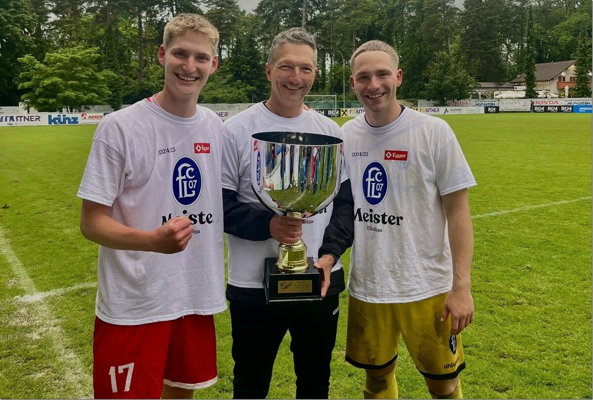 Joshua (links) mit Vater Gerd (Mitte) und Bruder Noah anlässlich der Meisterfeier des FC Lustenau im letzten Sommer.⇒Knobel