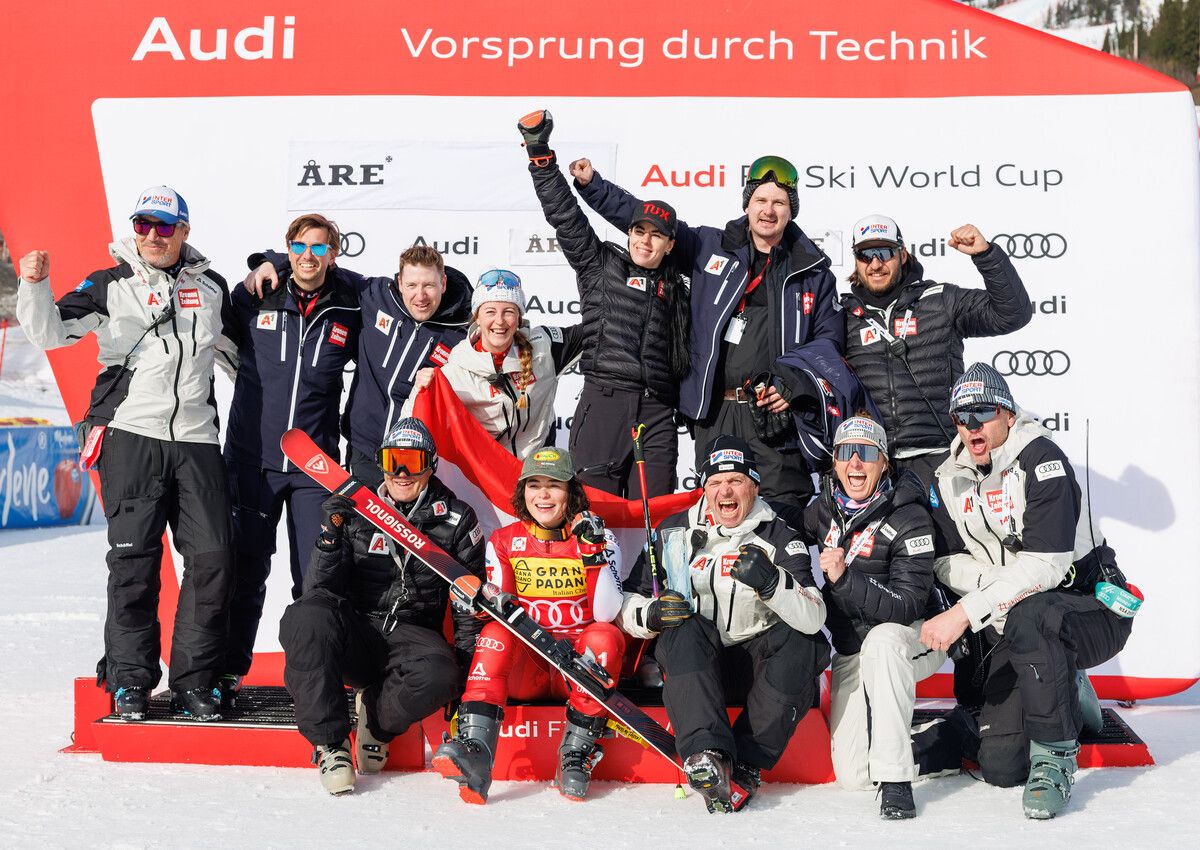 Julia Scheib genießt den historischen Moment mit ihrem Trainer- und Betreuerteam.⇒GEPA