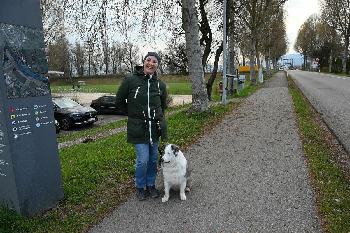 Jutta Bischof-Reinisch genießt mit ihrem Hund Gandhi die verkehrsberuhigte Gegend.