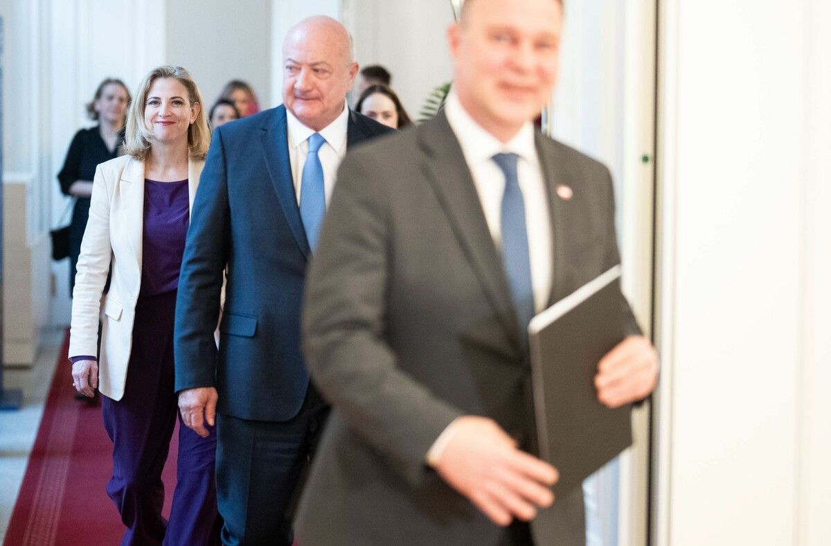 Kanzler Christian Stocker (ÖVP) mit Vizekanzler Andreas Babler (SPÖ) und NEOS-Chefin Beate Meinl-Reisinger. ⇒APA