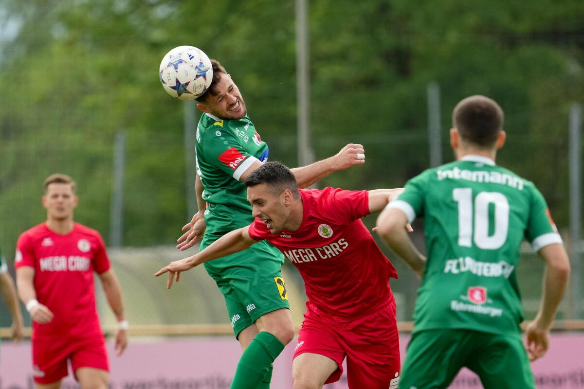 Kapitän Danijel Gasovic versteht es, sich durchzusetzen, auch im Luftduell.⇒VN-Stiplovsek