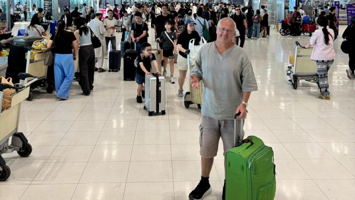 Klaus Hämmerle am Flughafen Bangkok. Seine große Hoffnung liegt jetzt auf Mittwoch.