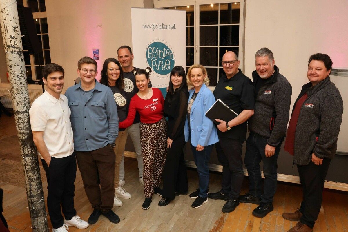 Künstlerkollegen Gianni Zarriello, Christoph Dingler, Andrea Petermann, Techniker Ralf Andres, Suzie Blau Tulip, Celina Ganahl, Heike Montiperle, Didi Eisenhofer, Reinhold Köberle und Dominik „Bombo“ Pachole.⇒ame (3)