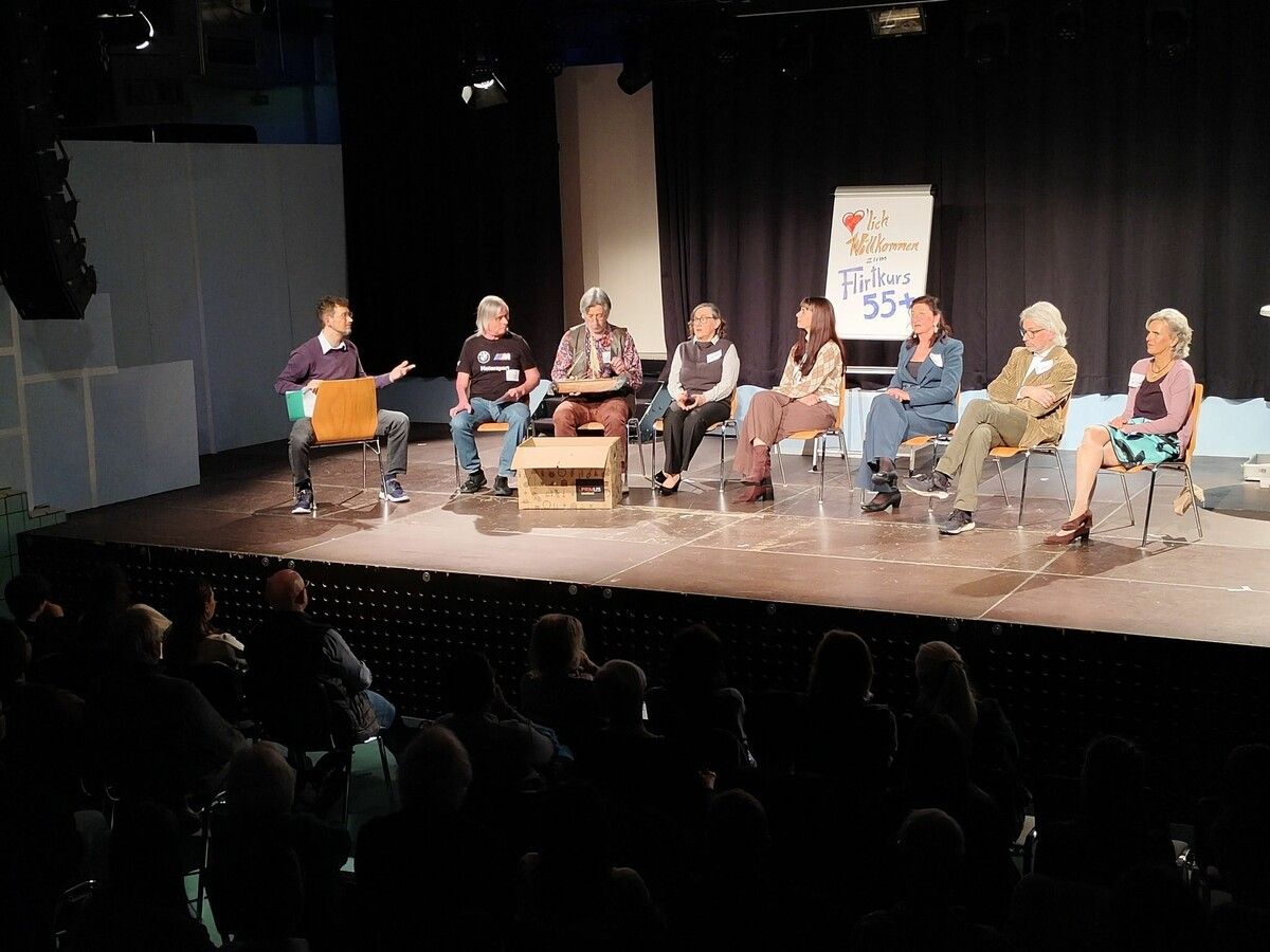 Kursleiter Jan verzweifelt: So richtig will es zwischen den Seminarteilnehmern nicht funken. ⇒HE (3)