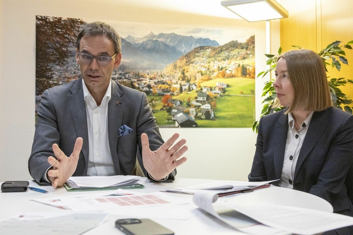 Landeshauptmann Markus Wallner und Abteilungsleiterin Martina Bechter im Gespräch mit den VN.⇒VN/Paulitsch
