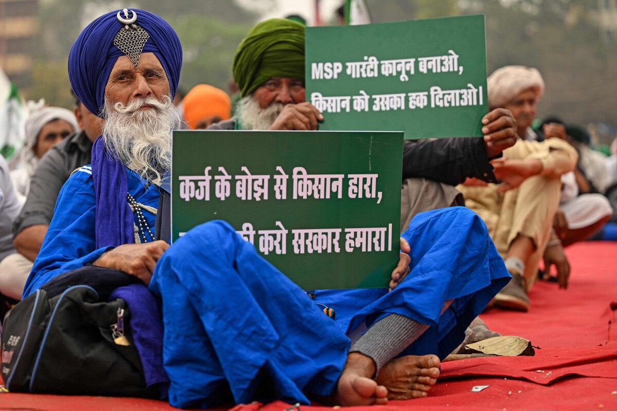Landwirte in Neu-Delhi protestieren für garantierte Mindeststützungspreise und Schutz vor Agrarimporten durch Handelsabkommen.