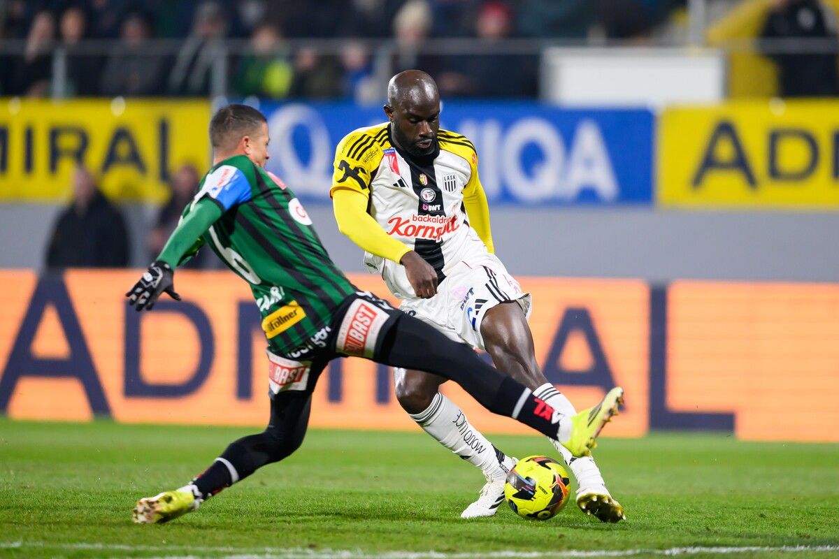 LASK-Stürmer Samuel Adeniran, im Bild rechts gegen Yusuf Maart, erzielte den zwischenzeitlichen Ausgleich der Linzer.⇒gepa